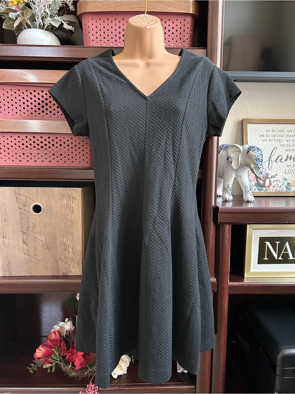 Banana Republic Women’s Petite 4 Black V-Neck Dress